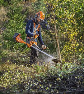 Röjsågar är det naturliga valet för att röja bort sly